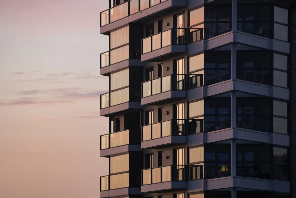 Szklane balustrady balkonów odbijające niebo o zmierzchu
