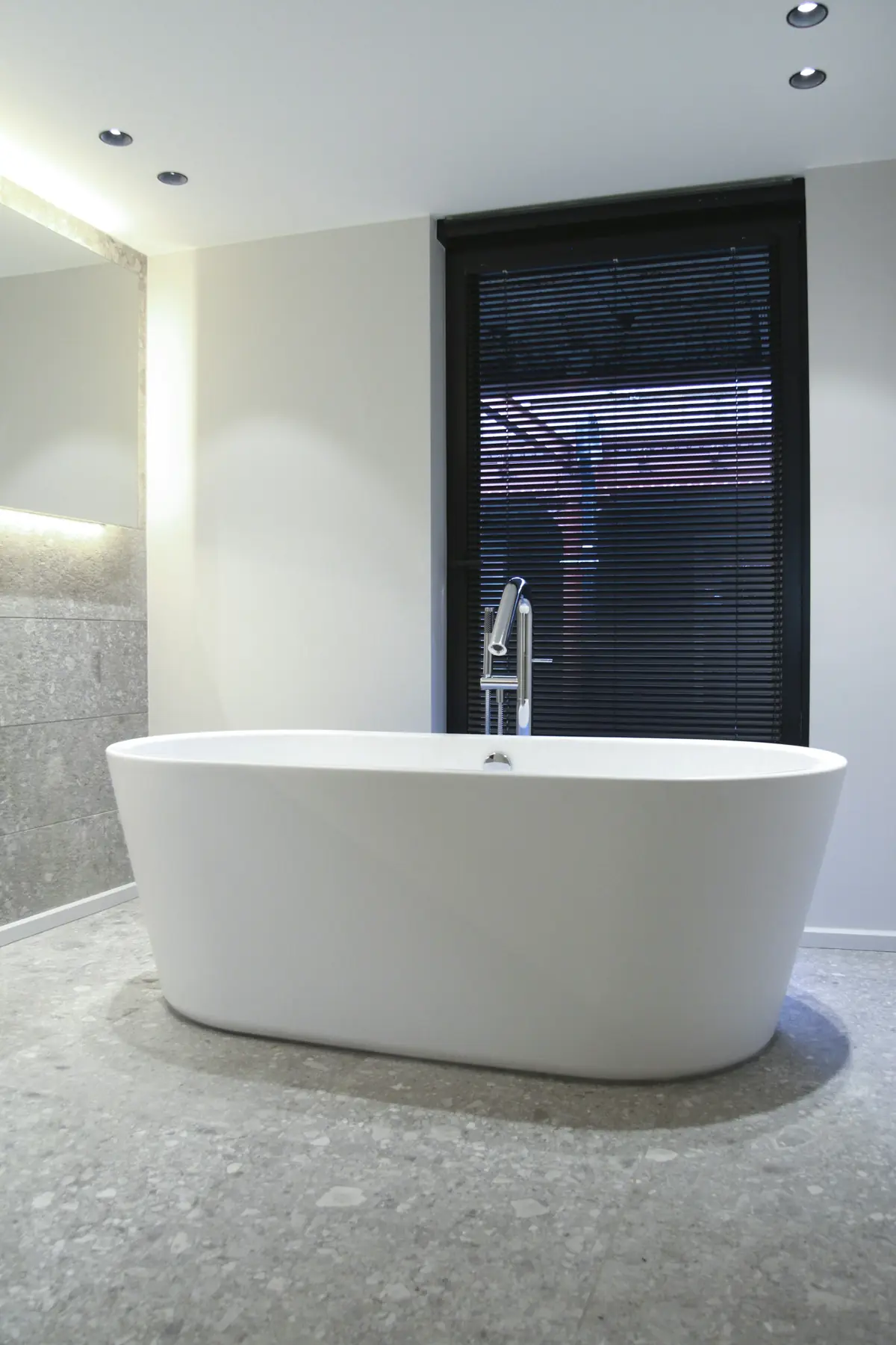 Łazienka z wolnostojącą wanną przy oknie